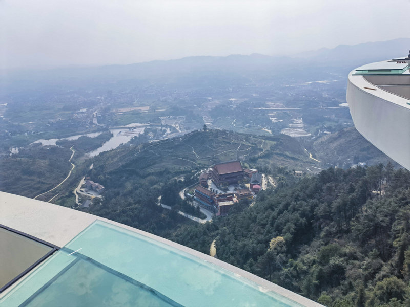 Una plataforma de observación con fondo de cristal se abrirá al público este mes en Dianjiang, Chongqing, 1o de marzo del 2021. [Foto: proporcionada a China Daily]