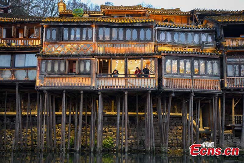 Foto tomada el 16 de febrero de 2021 muestra una hermosa vista de la aldea de Fenghuang en la prefectura autónoma Tujia y Miao de Xiangxi, provincia de Hunan en China (Foto: Servicio de Noticias de China / Yang Huafeng).