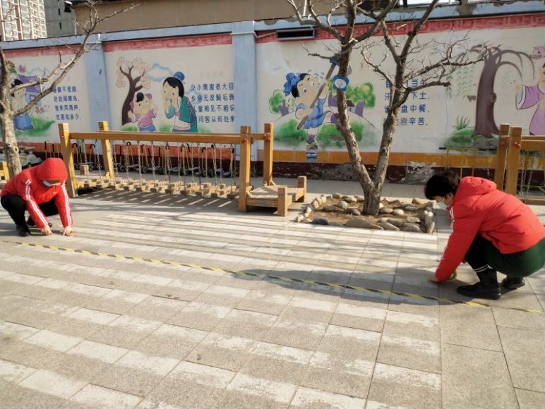 Todos los estudiantes de guarderías, además de escuelas primarias y secundarias en Beijing comenzaron su semestre de primavera presencial el lunes. [Proporcionado a chinadaily.com.cn]