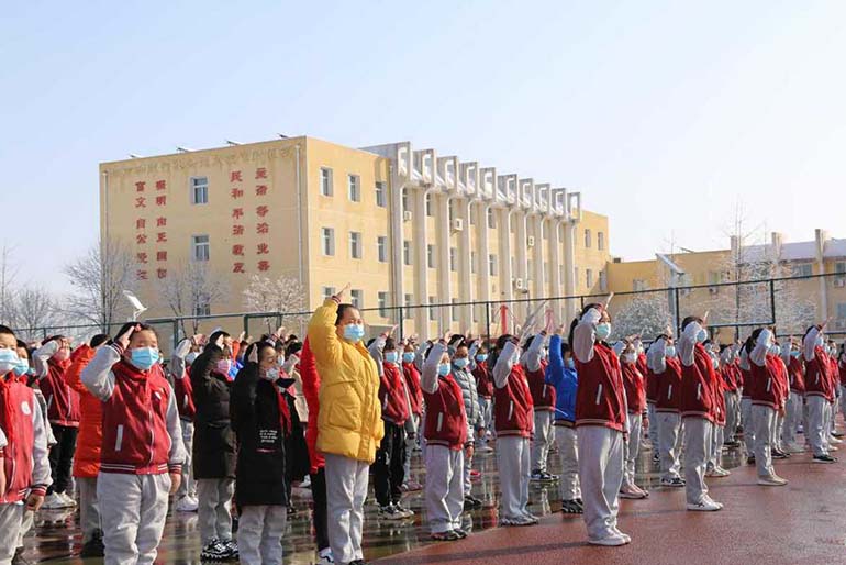 Todos los estudiantes de guarderías, además de escuelas primarias y secundarias en Beijing comenzaron su semestre de primavera presencial el lunes. [Proporcionado a chinadaily.com.cn]