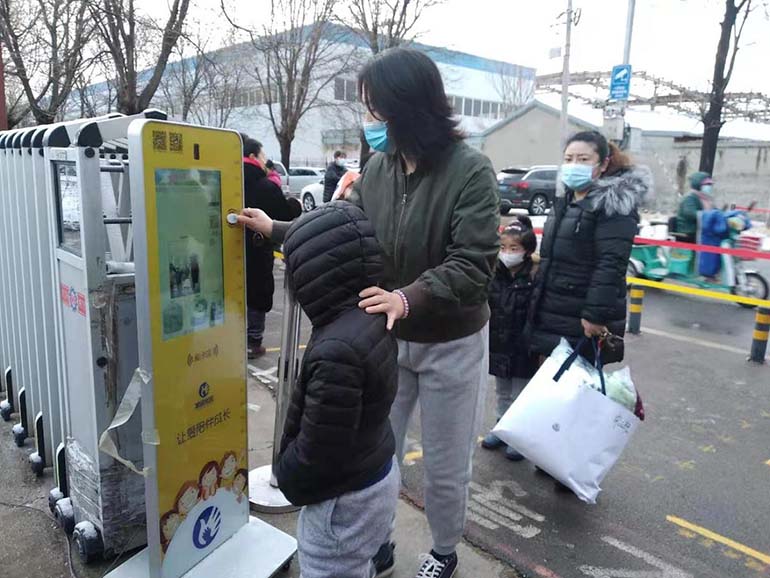 Todos los estudiantes de guarderías, además de escuelas primarias y secundarias en Beijing comenzaron su semestre de primavera presencial el lunes. [Proporcionado a chinadaily.com.cn]