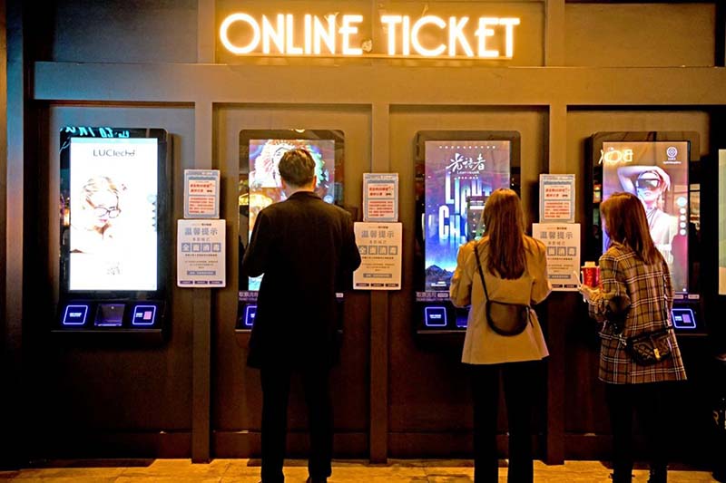 El 14 de febrero, jóvenes ciudadanos de Huainan, provincia de Anhui, compraron entradas en el cine de un complejo comercial. Chen Bin / Pueblo en Línea