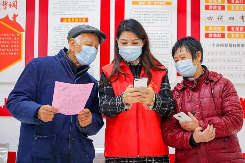 El 26 de enero de 2021, los voluntarios ense?aron a los residentes cómo usar teléfonos inteligentes en el distrito Xinsheng del subdistrito de Chengbei en la ciudad de Rugao, provincia de Jiangsu, en el este de China. (Xu Hui / Pueblo en Línea)