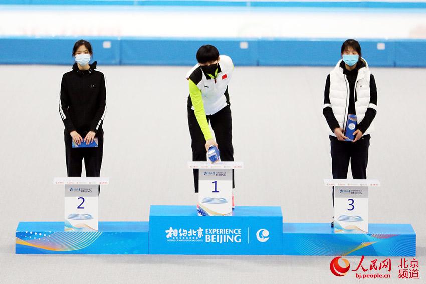 Medallistas recogen sus galardones en una ceremonia de premiación sin contacto. (Foto: Yin Xingyun)