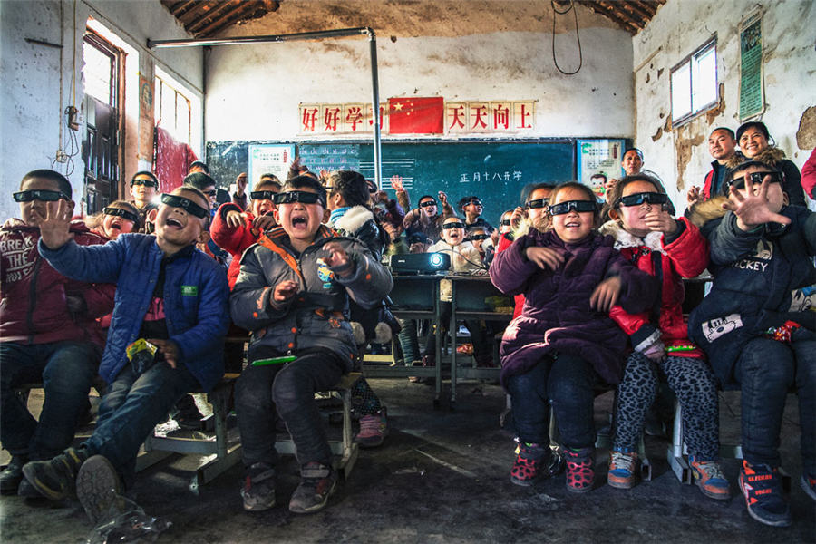 Ni?os ven una película de animación en 3D transmitida por voluntarios en una escuela primaria de Miaokou, condado de Qi, provincia de Henan, 2 de febrero del 2018. [Foto: Zhang Zhaozeng/cpanet.org.cn]