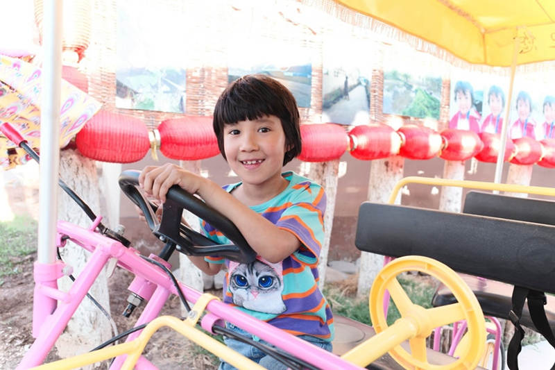 Una ni?a monta un triciclo de juguete en Kashgar, en la región autónoma Uygur de Xinjiang, en el noroeste de China, el 19 de mayo de 2021 (Pueblo en Línea / Kou Jie).