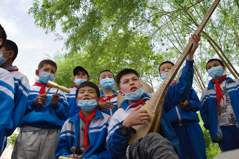 Ni?os tocan música tradicional Uygur en Kashgar, en la región autónoma Uygur de Xinjiang, en el noroeste de China, el 19 de mayo de 2021 (Pueblo en Línea / Kou Jie).