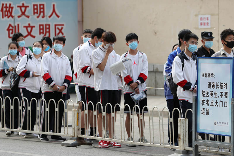 Estudiantes del distrito Chaoyang, en Beijing, se disponen a realizar el Examen Nacional de Ingreso a la Universidad (Gaokao), 7 de junio del 2021. [Foto: Wang Zhuangfei/ China Daily]