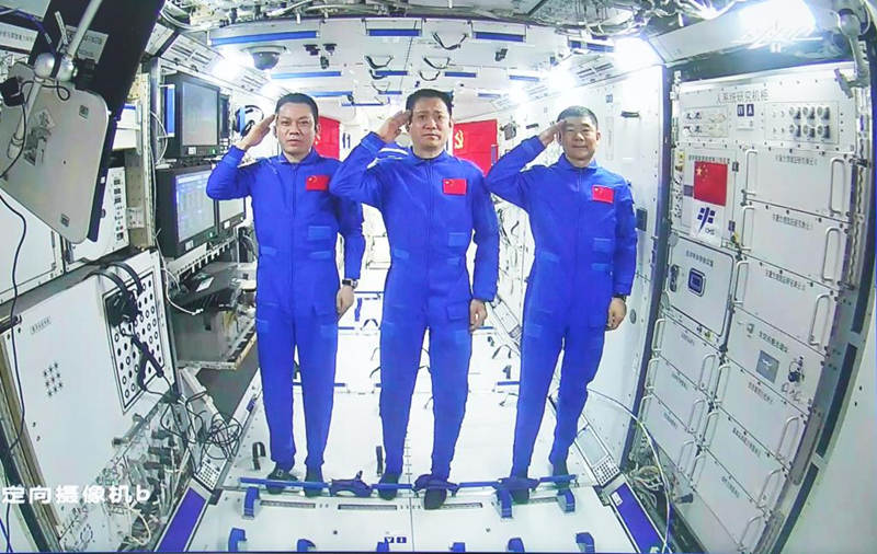 Xi conversa con astronautas estacionados en módulo central de estación espacial