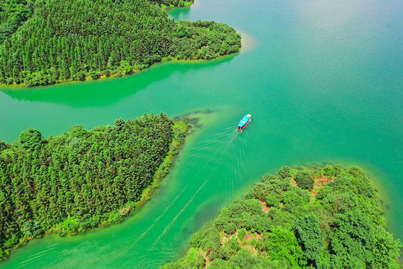 Imagen de los hermosos paisajes con monta?as verdes y aguas cristalinas del Parque Nacional del Humedal de Tianhu, en la ciudad de Changning, provincia de Hunan, el 13 de junio de 2021. Por Zhou Xiuyuchun / Pueblo en Línea