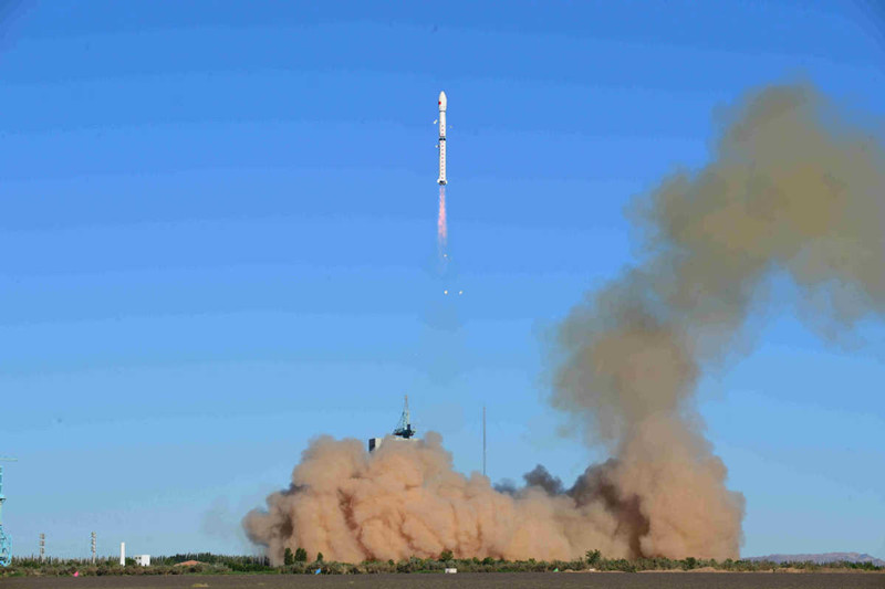 Una foto tomada el 5 de julio de 2021 muestra un cohete portador  Larga Marcha 4C que transporta un satélite Fengyun 3E (FY-3E) de China despegando a las 7:28 am (hora de Beijing) desde el Centro de Lanzamiento de Satélites de Jiuquan en el noroeste de China. [Foto de Wang Jiangbo/Para chinadaily.com.cn]