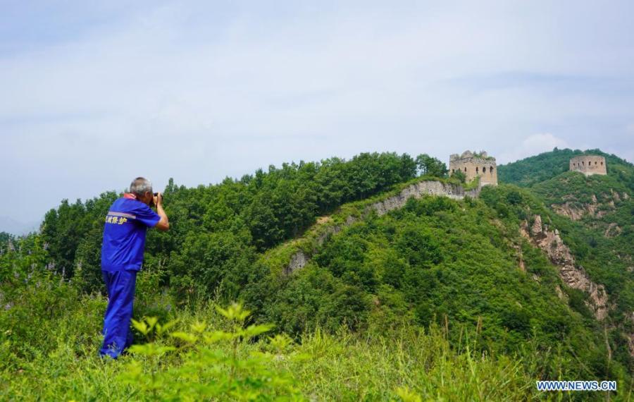 Zhang Heshan toma fotos del paisaje de la Gran Muralla de Zhengguanling en Qinhuangdao, provincia de Hebei, 7 de julio del 2021. (Foto: Xinhua/ Jin Haoyuan)