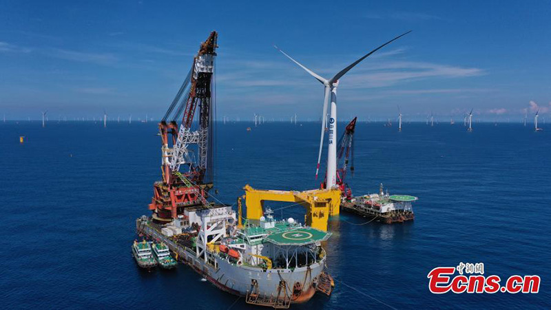 Un aerogenerador flotante resistente a tifones ha sido instalado en la zona marítima de Yangjiang, provincia de Guangdong, 13 de julio del 2021. (Foto: Ji Haisheng)