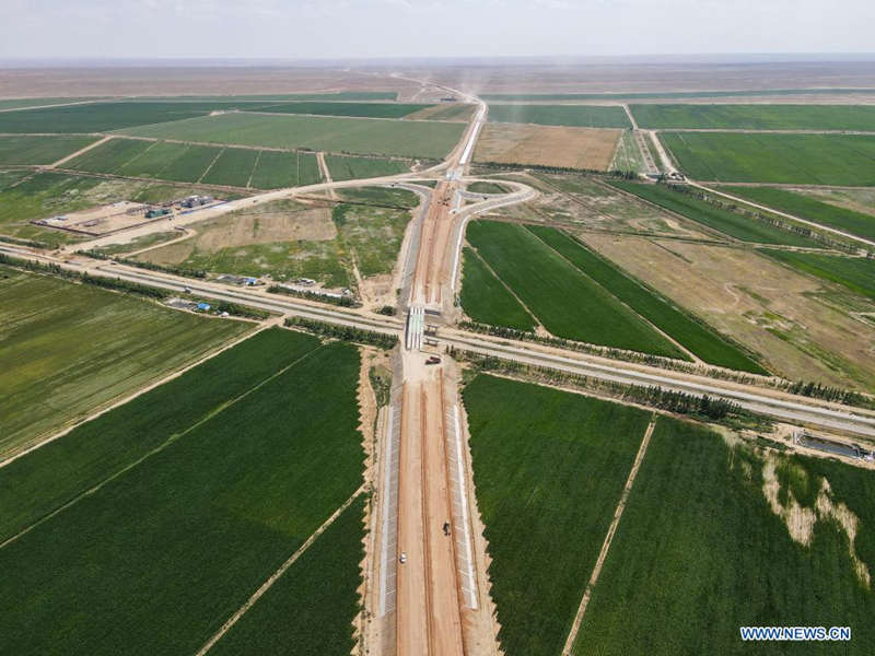 Avanza la construcción de la primera autopista a través del desierto en Xinjiang