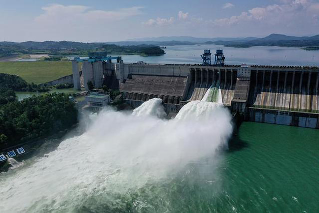 El embalse de Danjiangkou descarga el exceso de agua el martes. (Fotos: People.com.cn)