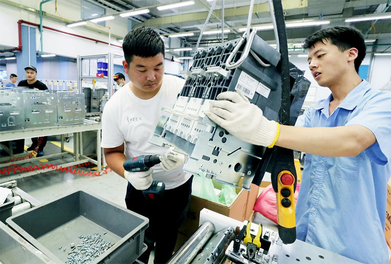 Empleados de Siemens Electric Co., Ltd. en Suzhou, provincia de Jiangsu (este de China) fabrican productos para su posterior exportación, el 22 de junio de 2021 (Hua Xuegen / Pueblo en Línea)