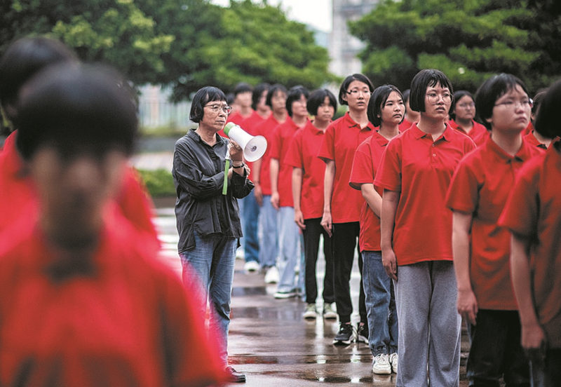 Zhang Guimei supervisa e insta a las estudiantes a hacer más ejercicios. [Foto: Xinhua]