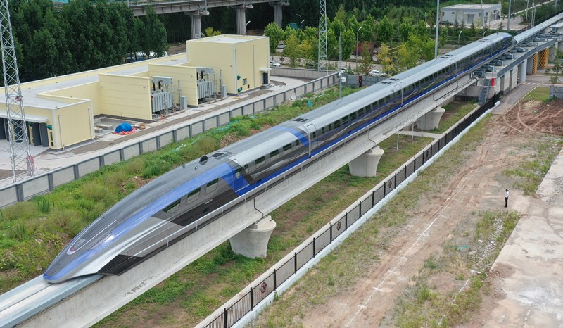 El 20 de julio del 2021, el sistema de transporte maglev de alta velocidad de 600 kilómetros por hora salió de la línea de ensamblaje en Qingdao, provincia de Shandong. Este es el primer sistema de transporte maglev de alta velocidad del mundo que está dise?ado para alcanzar los 600 kilómetros por hora. (Foto: Zhang Jingang/ Pueblo en Línea)