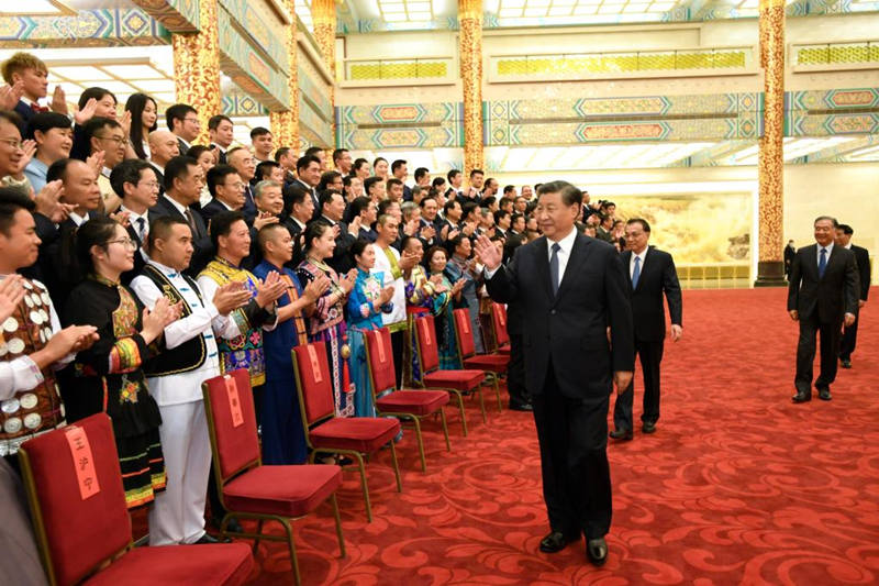 Líderes chinos asisten a gala de culturas de minorías étnicas