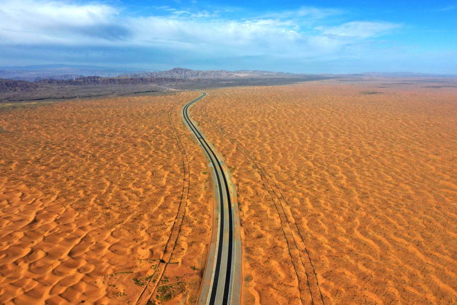 Autopista que cruza el desierto de Tengger avanza hacia su inauguración