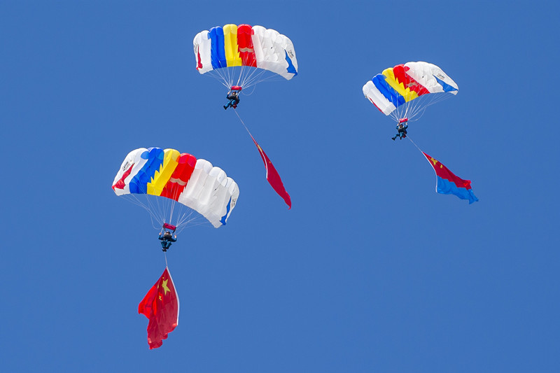 China celebra el 71o aniversario de la fundación de las fuerzas paracaidistas chinas