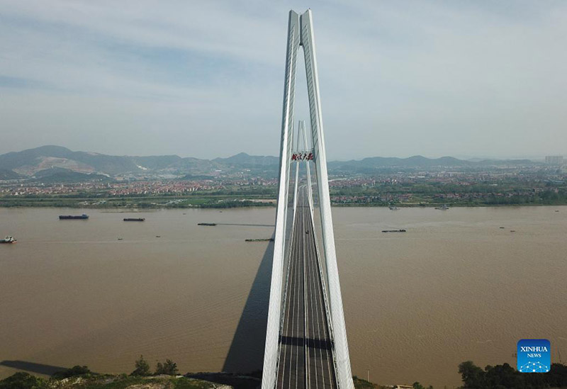 Abren al tráfico dos nuevos puentes sobre el río Yangtze 