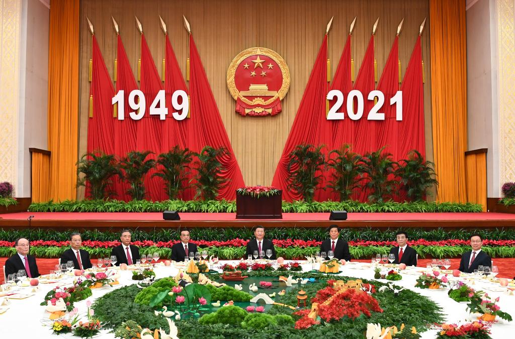 BEIJING, 30 septiembre, 2021 (Xinhua) -- Los líderes del Partido Comunista de China y del Estado Xi Jinping, Li Keqiang, Li Zhanshu, Wang Yang, Wang Huning, Zhao Leji, Han Zheng y Wang Qishan, asisten a una recepción para celebrar el 72o aniversario de la fundación de la República Popular China junto a cerca de 500 invitados nacionales y extranjeros, en Beijing, capital de China, el 30 de septiembre de 2021. El Consejo de Estado de China celebró el jueves una recepción en el Gran Palacio del Pueblo en Beijing. (Xinhua/Xie Huanchi)