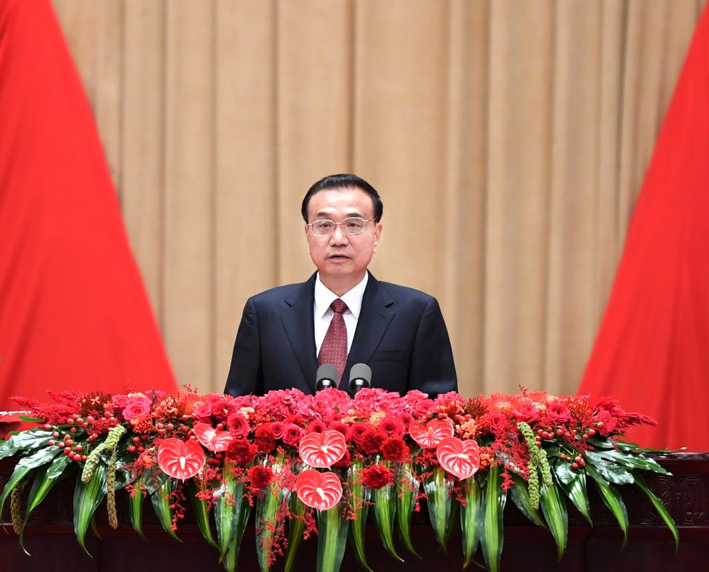 BEIJING, 30 septiembre, 2021 (Xinhua) -- El primer ministro chino, Li Keqiang, habla en una recepción llevada a cabo por el Consejo de Estado para celebrar el 72o aniversario de la fundación de la República Popular China en el Gran Palacio del Pueblo, en Beijing, capital de China, el 30 de septiembre de 2021. (Xinhua/Shen Hong)