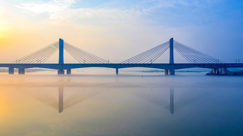 15 de julio de 2021, el puente Hanjiang del ferrocarril Haoji durante la puesta del sol en Xiangyang, Hubei. Por Jin Wei / Pueblo en Línea