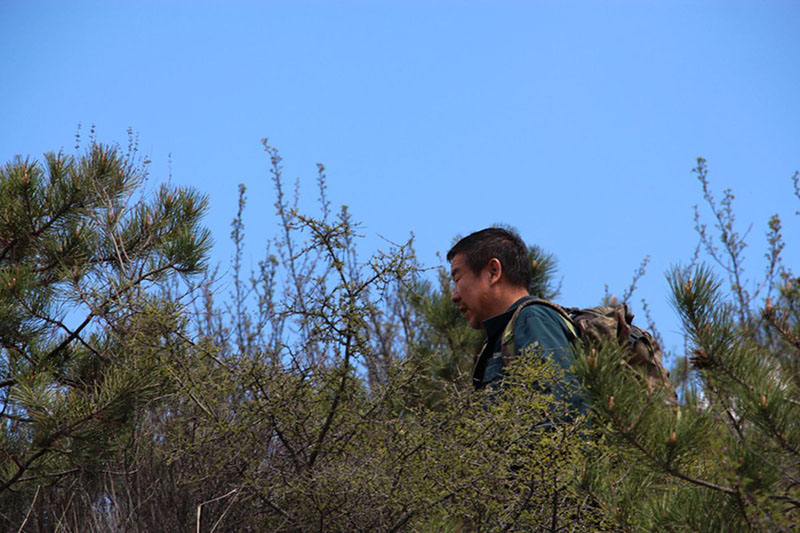 Wang Shouqiu camina entregando en las áreas monta?osas del distrito Wanbailin en Taiyuan, provincia de Shanxi. [Foto proporcionada a chinadaily.com.cn]