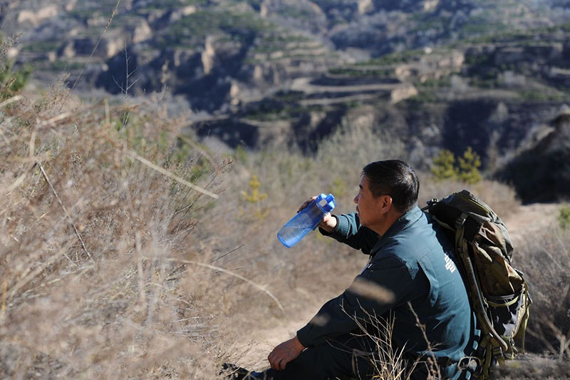 Wang Shouqiu descansa mientras entrega el correo en las zonas monta?osas del distrito Wanbailin en Taiyuan, provincia de Shanxi. [Foto proporcionada a chinadaily.com.cn]