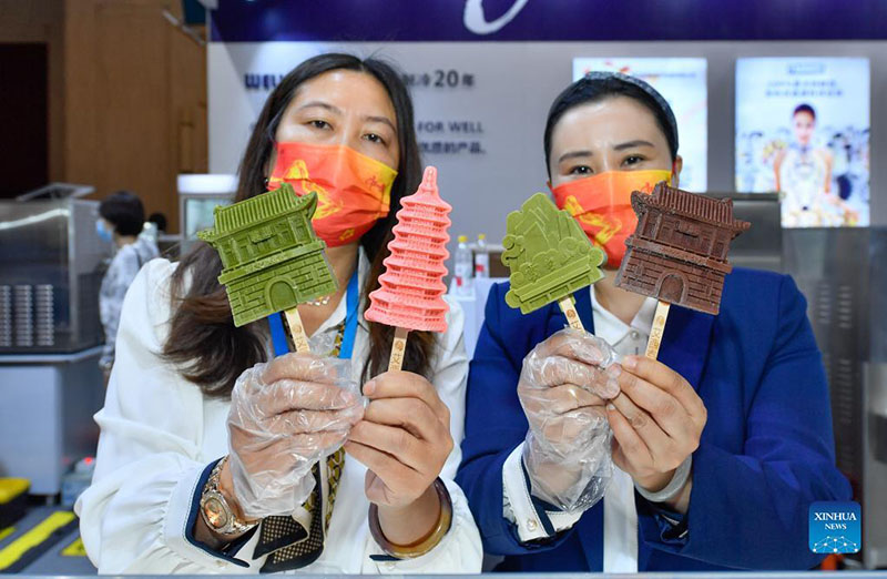 La exposición Helados de China 2021 arrancó en Tianjin el 11 de octubre del 2021. En esta edición participan más de 400 empresas y alrededor de 10,000 compradores. (Foto: Xinhua/ Sun Fanyue)