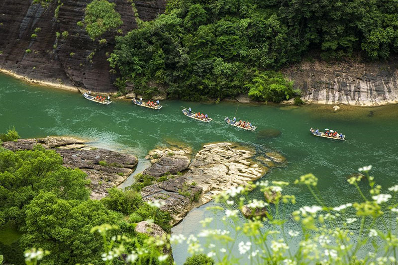 Los turistas disfrutan de la belleza de la naturaleza navegando por el área Escénica de Wuyishan en Fujian. Xu Weiping / Pueblo en Línea