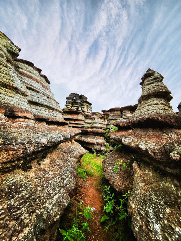 Fascinante bosque de piedra roja revela su vibrante antigüedad en Guizhou