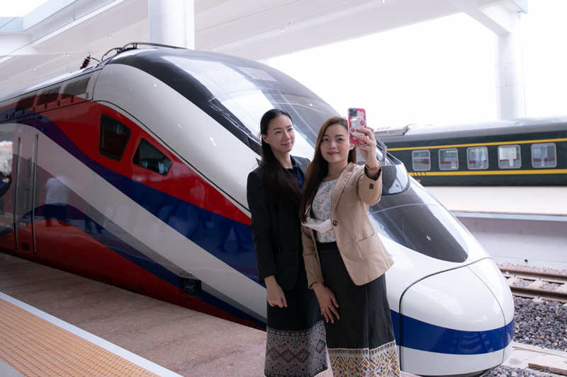 Tren bala para el ferrocarril China-Laos llega a Vientiane