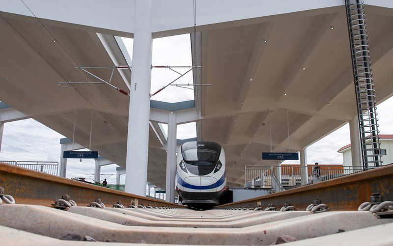 Tren bala para el ferrocarril China-Laos llega a Vientiane