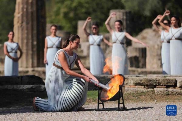 La actriz Sansi Giorgiou, quien interpretó a la máxima sacerdotisa, presentó la antorcha el 18 de octubre. (Zheng Huansong / Xinhua)