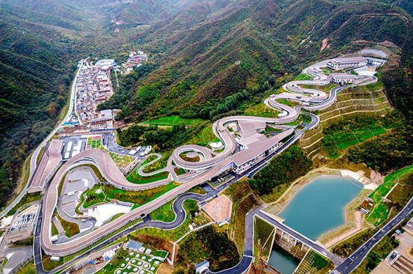 Una vista del Centro Nacional de Motonieve y Bobsleigh cerca de la Villa Olímpica de Yanqing de los Juegos Olímpicos y Paralímpicos de Invierno de Beijing 2022 en la aldea Xidazhuangke, municipio de Zhangshanying del distrito Yanqing, el 6 de octubre de 2021 en Beijing. (Wang Zirui / Pueblo en Línea)