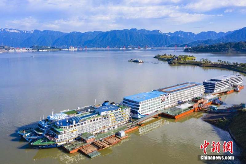 Los barcos atracan ordenadamente en el embalse de las Tres Gargantas, el 19 de octubre de 2021 (Foto: China News Service / Nie Shuang).