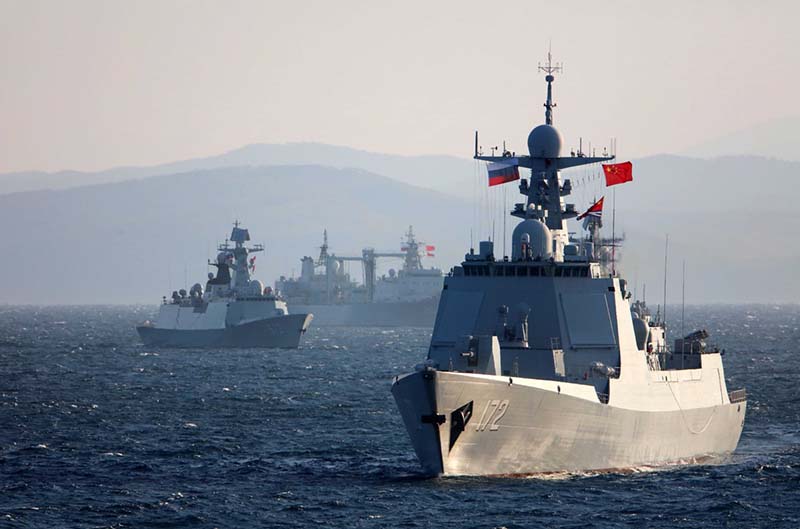 En la ma?ana del 15 de octubre, buques de guerra chinos y rusos transitaron por el área marítima minada de simulación durante el ejercicio naval Joint Sea-2021. El ejercicio naval conjunto China-Rusia comenzó en aguas cercanas a la Bahía de Pedro el Grande en Rusia, entrenando comunicaciones, contramedidas de minas, defensa aérea, disparos con fuego real a objetivos marítimos, maniobras conjuntas y misiones antisubmarinas conjuntas. [Foto: Xinhua]