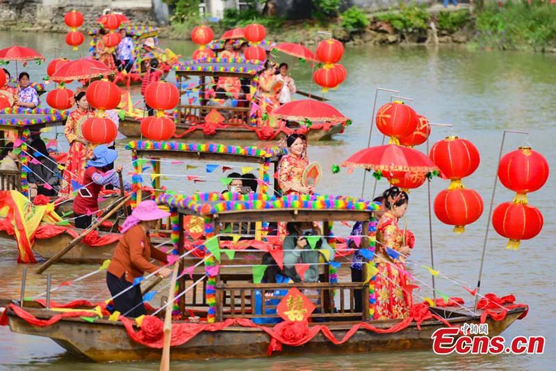 Barco nupcial, decorado con adornos florales, navega por un río de la aldea Nan'ao, distrito Doumen, Zhuhai, provincia de Guangdong, 24 de octubre del 2021. (Foto: Servicio de Noticias de China/ Chen Jimin)