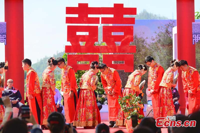 Las novias y los novios se inclinan frente a frente durante la Décima Ceremonia Nupcial Grupal en las Aguas, celebrada este domingo en la aldea Nanao, donde dieciocho parejas contrajeron matrimonio. Nanao, distrito de Doumen, Zhuhai, provincia de Guangdong, 24 de octubre del 2021. (Foto: Servicio de Noticias de China/ Chen Jimin)