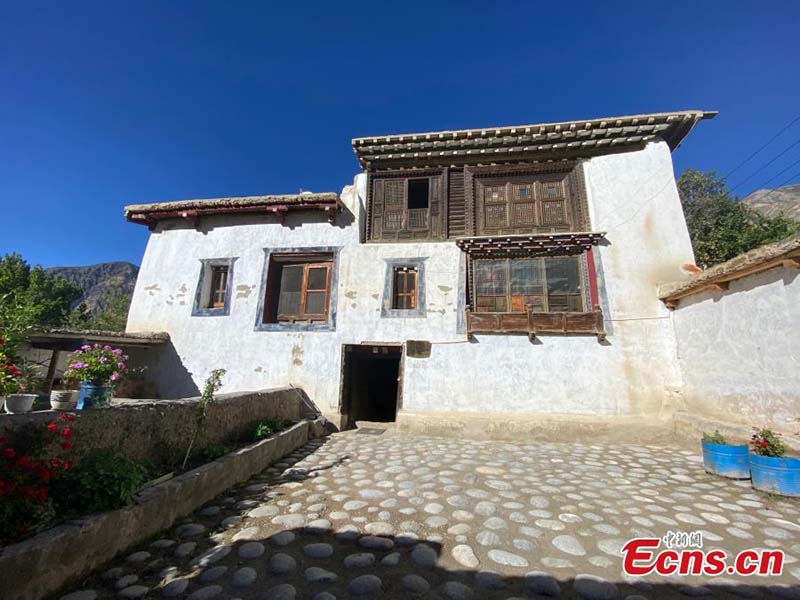 Casas de estilo tibetano en el municipio Dongba, Región Autónoma del Tíbet, China, 23 de octubre del 2021. (Foto: Servicio de Noticias de China/ Ran Wenjuan)