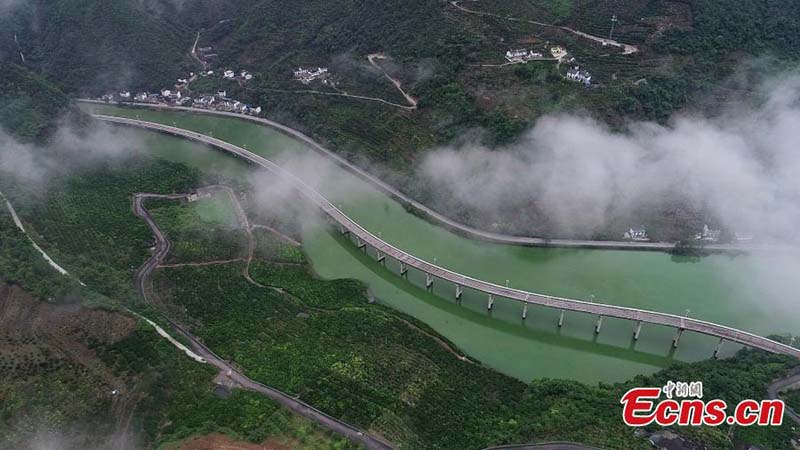 La autopista Guzhao serpentea sobre el río Xiangxi en el condado de Xingshan, en la provincia central china de Hubei. (Foto: Servicio de Noticias de China/ Yuan Xuanguo)