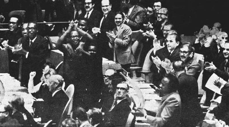 El 25 de octubre de 1971, la 26a Asamblea General de las Naciones Unidas adoptó por abrumadora mayoría la propuesta de restaurar todos los derechos legítimos de la República Popular China en las Naciones Unidas. La foto muestra el caluroso aplauso de los delegados cuando se adoptó la propuesta. (Foto de archivo)