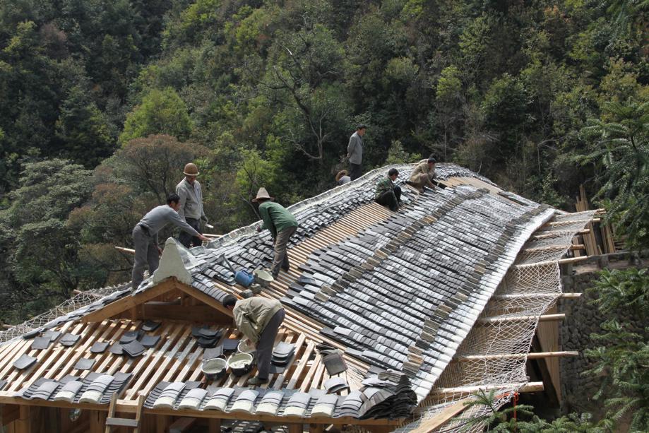 En la técnica del puente chino de madera en forma de arco solamente se utiliza mortaja y espigas, sin clavos ni pegamentos. Gracias a su singular construcción, este tipo de puente puede mantenerse en pie durante cientos de a?os. [Foto: Ye Yingyang/China Daily]