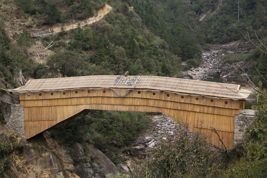 En la técnica del puente chino de madera en forma de arco solamente se utiliza mortaja y espigas, sin clavos ni pegamentos. Gracias a su singular construcción, este tipo de puente puede mantenerse en pie durante cientos de a?os. [Foto: Ye Yingyang/China Daily]