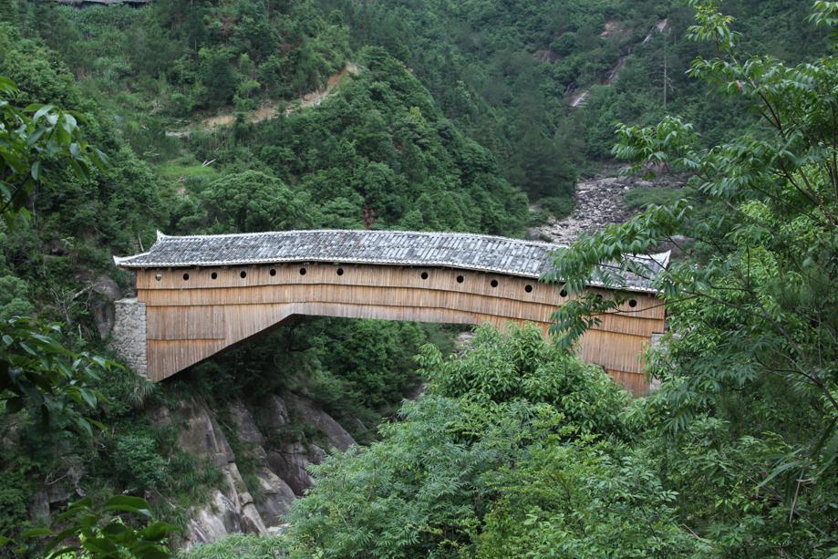 En la técnica del puente chino de madera en forma de arco solamente se utiliza mortaja y espigas, sin clavos ni pegamentos. Gracias a su singular construcción, este tipo de puente puede mantenerse en pie durante cientos de a?os. [Foto: Ye Yingyang/China Daily]