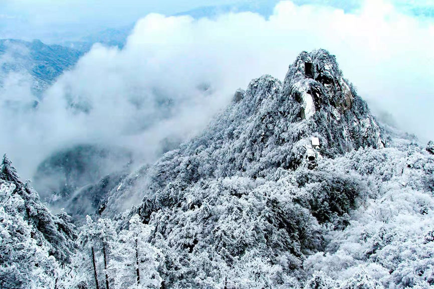 Monta?a Yaoshan cubierta de nieve en Henan: una imagen de cuento de hadas