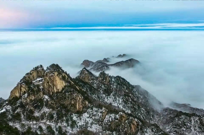 Monta?a Yaoshan cubierta de nieve en Henan: una imagen de cuento de hadas